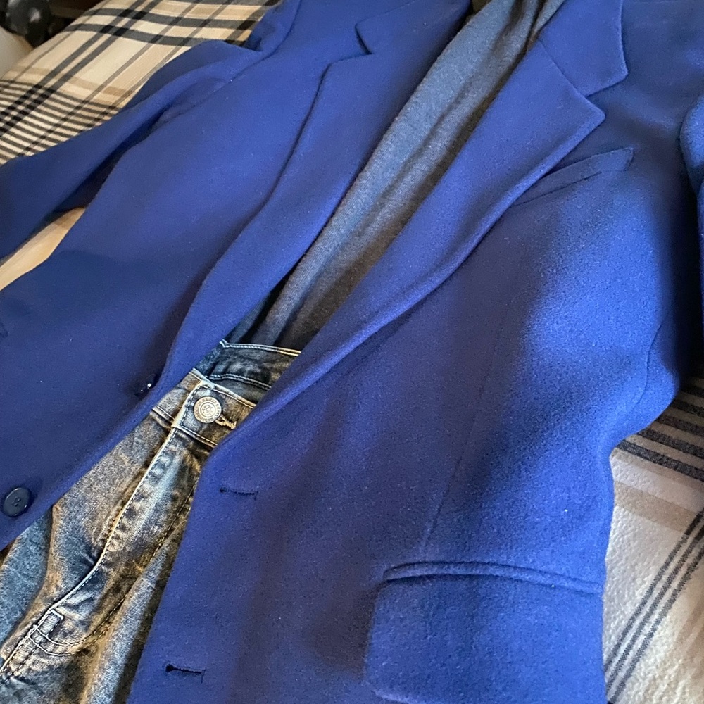 Wool blazer 42R. Nice athletic cut. Can be worn with jeans or reg slacks.